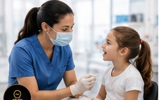 Enfermera tomando muestra de ADN a una niña